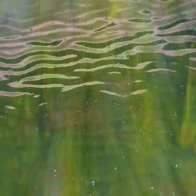 Mississipi River Glass 7083 R Vert jaune bleu opalescent texturé irisé